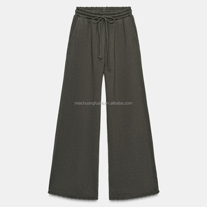 Tuta da donna personalizzata con patch a stella e strappi, lavaggio effetto invecchiato, composta da felpa con cappuccio e pantaloni jogger - Product Image 4