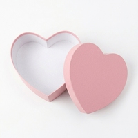 Op maat gemaakte elegante roze hartvormige doos met deksel en bodem, stevige verpakking voor Valentijnsroos cadeau, aangepaste logo maat