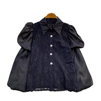 Chemise rétro de style court avec empiècements en dentelle et manches lanternes en maille légère et fluide, un haut féminin sophistiqué et jeune.