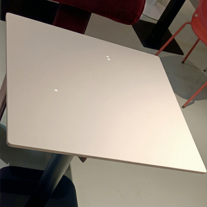 Table de restaurant carrée en pierre frittée blanche, design moderne poli, résistante à l'eau et facile à nettoyer, mobilier commercial - Product Image 1