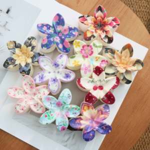 Vente en gros de pinces à cheveux en forme de fleur de frangipanier hawaïenne de 8 cm, grandes pinces à cheveux en plastique dégradé pour femmes, été - Product Image 2
