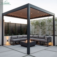 Pergola haut de gamme en aluminium gris à lames orientables motorisées, protection solaire, idéale pour couvrir la terrasse au bord de la piscine