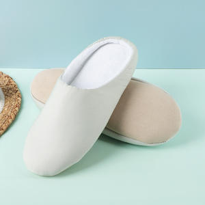 รองเท้าสลิปเปอร์โรงแรมผ้าคอรัลฟลีซแบบกำหนดเอง ดีไซน์สวยงาม สวมใส่สบาย เหมาะสำหรับสปา ห้องพักในร่ม สำหรับแขกทั้งชายและหญิง - Product Image 4