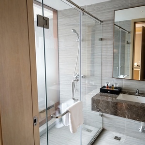Porte de douche sans cadre en verre trempé transparent de 10 mm, cabine de douche en verre moderne pour hôtel, pour projets commerciaux - Product Image 5