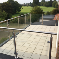 Balustrade de balcon en verre trempé au design moderne BOSI avec colonne en acier inoxydable finition satinée, hauteur réglable, montage sur terrasse