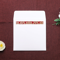 Élégante carte d'invitation de mariage en damassé rouge avec feuille d'or, motif féerique, en papier transparent festonné, avec carte 'Save the Date' et enveloppe blanche