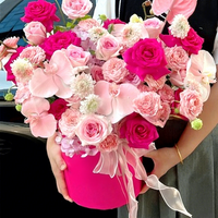Coffret Saint-Valentin : Bouquet de fleurs fraîches en seau, deux roses rouges, noir, blanc, argent, style anglais, pour l'amour et les étreintes, vente en gros