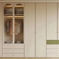 Armoire de chambre à coucher moderne de luxe avec porte en verre cintrée, miroir éclairé et coiffeuse intégrée à LED