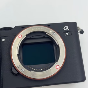 Cámara <span class=keywords><strong>Sony</strong></span> <span class=keywords><strong>A7C</strong></span> 4K Full Frame sin Espejo Usada, en Excelente Estado, 24MP, Ideal para Vlogging y Viajes, con Wi-Fi, Tarjeta SD y 1 Año de Garantía - Product Image 6