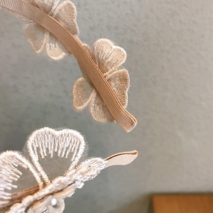 Couronne de fleurs en <span class=keywords><strong>dentelle</strong></span> coréenne, <span class=keywords><strong>bandeau</strong></span> de <span class=keywords><strong>mariage</strong></span> pour femmes, accessoires de <span class=keywords><strong>cheveux</strong></span> de mariée, fleur blanche, beau <span class=keywords><strong>bandeau</strong></span> de <span class=keywords><strong>cheveux</strong></span> en forme de fleur - Product Image 4