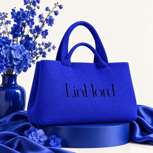 Bolso tote de punto para mujer, ideal para combinar con conjuntos de viaje y salidas de compras en la ciudad, con cuerpo rectangular y asas largas y cortas. - Product Image 1