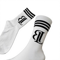 Vente en gros de chaussettes de compression en coton noir fantaisie à la mode pour hommes chaussettes de compression avec logo personnalisé avec caractéristiques antibactériennes et antidérapantes
