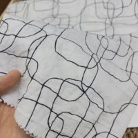 Tissu en coton léger 80 g/m², motif abstrait feuille noir et blanc, imprimé par rétraction au sel, sans repassage, pour la mode