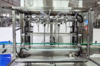 Automatische vullijn voor gepersonaliseerde passievruchtensapflessen, kleine vul- en afsluitmachine voor dranken en siroop