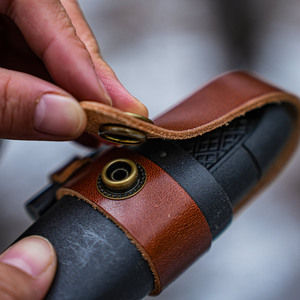 Cuchillo Mora sueco Bushcraft Adventurer Holster Crazy Horse Funda de piel de vaca Herramienta de supervivencia para componente de prevención de pérdida de escalada - Product Image 4