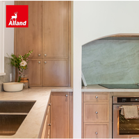 Armoires de cuisine personnalisées Alland de style transitionnel avec finition en placage de bois, style Shaker fin, chêne blanc, avec cadre en aluminium et porte en verre