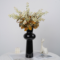 Vente en gros de branche artificielle de Skimmia avec fruits et feuilles d'automne de 56 cm pour la décoration d'hôtels