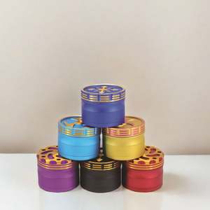 Molino de Hierbas de Aluminio Clásico de Calidad de Lujo, Molinillo de Hierbas Secas Personalizado, Triturador de Hierbas de 63 mm y 4 Capas - Product Image 2