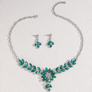 สร้อยคอและต่างหูคริสตัลสไตล์เรโทรสุดหรูสำหรับผู้หญิง ชุดเครื่องประดับสองชิ้น เหมาะสำหรับงานเลี้ยงวันเกิด - Product Image 6