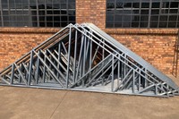 Supports de toit en treillis triangulaire soudé en acier galvanisé fabriqués en usine JIACHENG pour bâtiments industriels, personnalisation ODM OEM