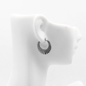 Pendientes Huggie de yunnique con forma de media luna, diseño geométrico en forma de abanico de acero y titanio para mujer, joyería de moda - Product Image 4