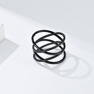 แหวนวงกลมลายเส้นเรขาคณิตสำหรับผู้หญิง สีเหลืองทอง เครื่องประดับสำหรับงานปาร์ตี้ แหวนนิ้วชี้ รุ่น K R671 - Product Image 4