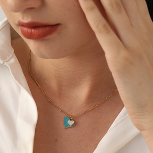 Ensemble de bijoux luxueux et mignon en acier inoxydable plaqué or 18 carats, collier avec boucles d'oreilles en forme de cœur à double couche pour femmes - Product Image 3