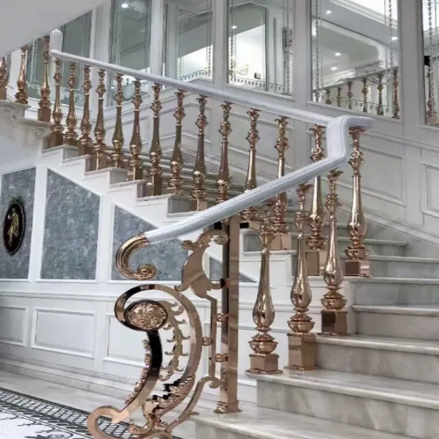 Opulent Indoor Elegance: Balustrade en laiton pour un escalier royal avec garde-corps en métal et main courante luxueuse en laiton