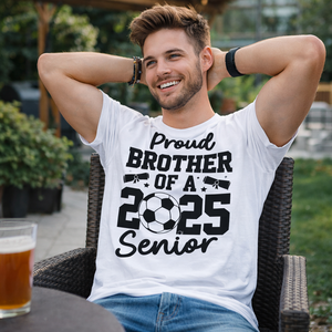 T-shirt da uomo per fratelli orgogliosi del campione di calcio 2025, maglietta bianca oversize a maniche corte, top per tifosi di calcio e famiglie per la laurea - Product Image 5