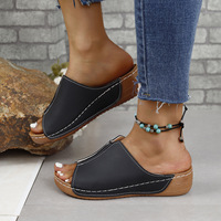 Nouvelle tendance mode féminine : sandales à bout ouvert, confortables et simples, légères, à talon large et diagonale, faciles à enfiler.