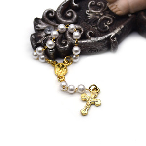 Bracelet miniature en perles imitation 5 mm, design croix, pour enfants - Product Image 3