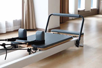 Weißer Aluminium Pilates Reformer für Studio und Zuhause mit Box und Jump Board Pilates Workout