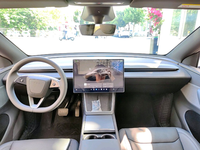 Tesla Model Y SUV électrique avec transmission intégrale, autonomie de 593 km et puissance de 220 kW