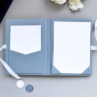 Cartes d'invitation de mariage luxueuses, chics et romantiques en lin gris clair avec pochette en lin ivoire et couverture rigide