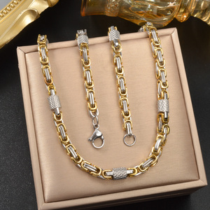 Colliers de mode classiques en acier inoxydable plaqué or 18 carats, avec chaîne byzantine bicolore et accents géométriques carrés - Product Image 1