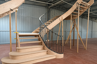 Escalier en colimaçon moderne et durable en bois massif, fabriqué sur mesure par JiangsuFactory, avec marches en bois massif pour villas et hôtels de luxe