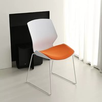 Chaise de formation empilable moderne en plastique avec base en luge et coussin en tissu pour conférence, bureau et visiteurs