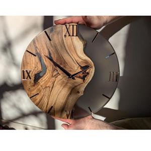 Reloj de Pared de Resina Contemporáneo con Marco de Madera, Elegante, Duradero y Funcional, Perfecto para la Sala de Estar - Product Image 1