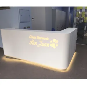 Mostrador pequeño en forma de L, Logo grabado Led, escritorio de recepción de oficina Corian con buena calidad