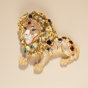 Broche de León Chapado en Oro con Incrustaciones de Cristales de Imitación, Accesorio de Moda Unisex, Regalo - Product Image 1
