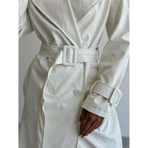 Manteau trench en cuir matelassé pour femme en blanc - Product Image 4