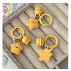 Venta al por mayor lindo pequeño sombrero campana estrella llavero resina mejores amigos regalo accesorios Kawaii llavero colgante para colgar en el bolso - Product Image 1
