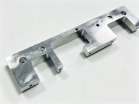 Support en aluminium usiné CNC de précision sur mesure avec plusieurs trous de fixation et finition anodisée