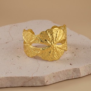 Bracelet manchette en laiton texturé artistique à motif feuille d'or poli, jonc ouvert - Product Image 2