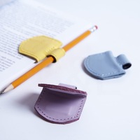 Nouveau design de marque-page de pince à stylo magnétique pour ordinateur portable porte-boucle de stylo marque-page en cuir PU avec porte-stylo