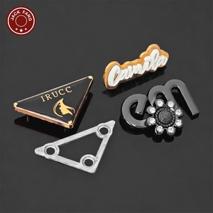 Étiquettes personnalisées en métal 3D avec logo en relief JACK FANG pour vêtements, forme drapeau - Product Image 5