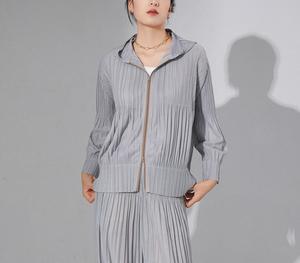 เสื้อแจ็คเก็ตทรงบอมเบอร์จีบพลีทสไตล์มิยาเกะ รุ่นใหม่ประจำฤดูร้อน-ฤดูใบไม้ร่วง ปี 2026 ไซส์พลัส ดีไซน์หรูหรา กระดุมแถวเดียว มีฮู้ด เสื้อผ้าผู้หญิง - Product Image 3