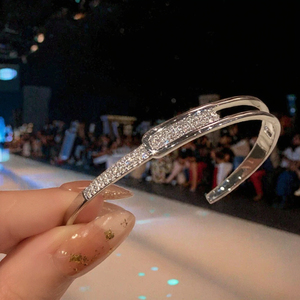 Pulsera de Plata 925 para Mujer, Estilo Abierto, Diseño Moderno y Exclusivo con Circonita, Pulsera de Alta Gama - Product Image 3