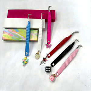 Pinzas para Pestañas de Acero Inoxidable con Punta de Fibra de Precisión, Antideslizantes, con Dijes, Diseño Colorido en Rosa, Azul, Blanco, Rojo y Negro - Product Image 1