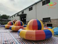Jouet aquatique gonflable commercial rotatif et tractable pour usage extérieur